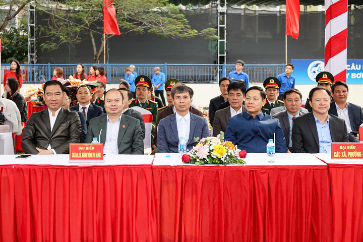 Lãnh đạo các xã Thường Tín, Thượng Phúc, Chương Dương, Hồng Vân, Phú Xuyên dự động viên các tân binh. (Ảnh: Minh Đức)