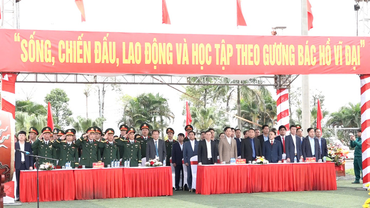 Lãnh đạo các xã Thanh Oai, Bình Minh, Tam Hưng, Mỹ Đức, Hồng Sơn, Phúc Sơn, Hương Sơn dự động viên các tân binh.