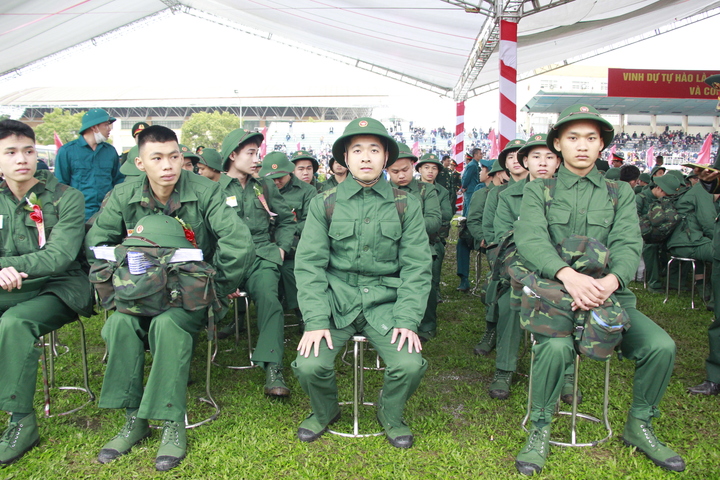 43 tân binh xã Hồng Vân nghiêm trang trong Lễ giao nhận quân, năm nay xã Hồng Vân có 37 thanh niên tham gia nghĩa vụ quân sự và 06 thanh niên tham gia nghĩa vụ Công an nhân dân.