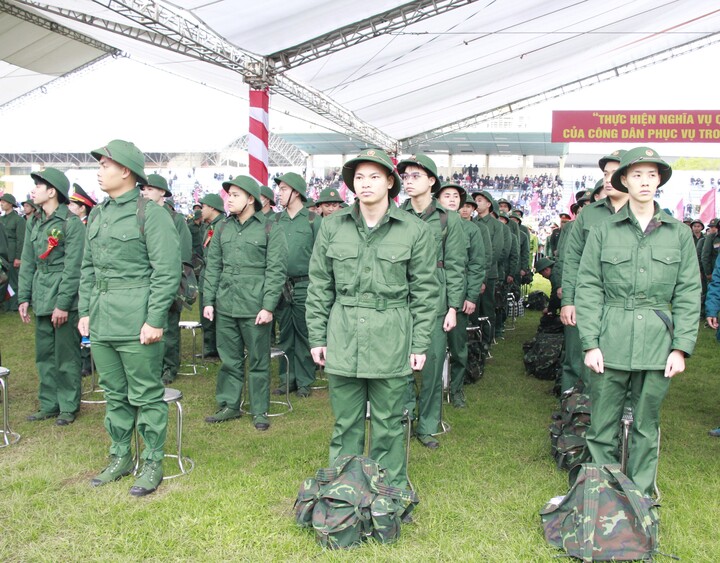 41 tân binh xã Chương Dương, HN lên đường thực hiện nghĩa vụ, trong đó có 35 thanh niên thực hiện nghĩa vụ quân sự, 6 thanh niên tham gia nghĩa vụ Công an nhân dân.
