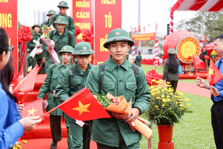 Các tân binh bước qua cổng vinh quang, lên đường thực hiện nghĩa vụ.