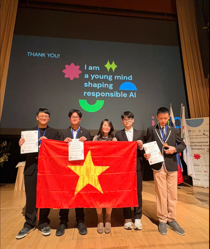 Hiếu (trái, ngoài cùng) và 3 chàng trai của đội tuyển Việt Nam tham dự Olympic AI quốc tế 2026.