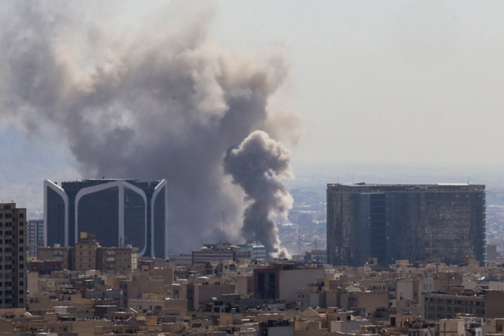 Khói bốc lên tại thủ đô Tehran, Iran. (Ảnh: Getty)