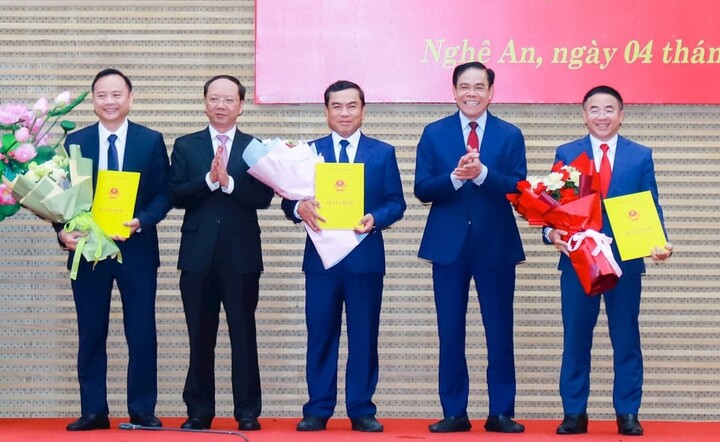 Chủ tịch UBND tỉnh Nghệ An Võ Trọng Hải và PCT Thường trực UBND tỉnh Bùi Thanh An trao quyết định và tặng hoa chúc mừng các tân Trưởng ban Quản lý Khu kinh tế Đông Nam, Ban Quản lý dự án công trình giao thông Nghệ An và Ban Quản lý dự án đầu tư xây dựng các công trình nông nghiệp và phát triển nông thôn. (Ảnh: Báo Nghệ An)