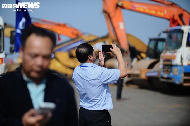 Theo ông Hồ Văn Mười, Chủ tịch UBND tỉnh Lâm Đồng, đây là dự án mà tỉnh rất kỳ vọng sẽ thúc đẩy kinh tế tỉnh phát triển vượt bậc trong tương lai. Tỉnh đã có trên dưới 10 cuộc họp với các bộ, ban, ngành về dự án sửa chữa, nâng cấp sân bay Liên Khương thể hệ sự quan tâm rất lớn của các cấp lãnh đạo.