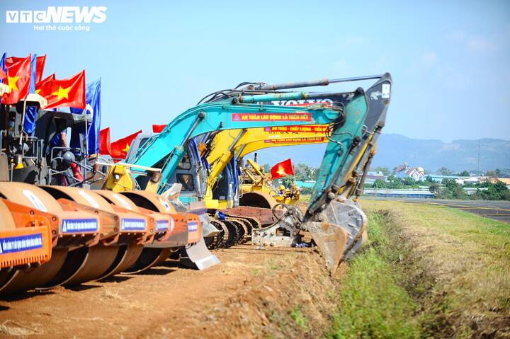 Theo Sở Văn hóa, Thể thao và Du lịch tỉnh Lâm Đồng, trước thời điểm tạm đóng cửa, sân bay Liên Khương khai thác bình quân 34 chuyến bay mỗi ngày, phục vụ khoảng 5.200 lượt hành khách đi và đến. Việc sân bay tạm đóng cửa trong 6 tháng sẽ làm gián đoạn khoảng gần 1 triệu lượt hành khách, chủ yếu là nhóm khách di chuyển bằng đường hàng không như nhóm khách trung, cao cấp, khách quốc tế, khách hội nghị, khách trong nước. Việc đóng cửa sân bay, gián đoạn gần 1 triệu hành khách tạo áp lực không nhỏ đối với hoạt động du lịch, các ngành dịch vụ liên quan trên địa bàn tỉnh Lâm Đồng nói chung, Đà Lạt nói riêng.