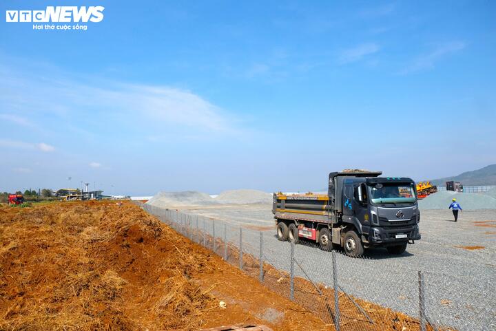 Ông Nguyễn Cao Cường, Phó Tổng Giám đốc Tổng Công ty Cảng hàng không Việt Nam, cho biết, sau gần 20 năm khai thác liên tục, hệ thống đường lăn, đường băng sân bay Liên Khương xuống cấp, cần nâng cấp sửa chữa. Dự án Sửa chữa đường cất hạ cánh, đường lăn do ACV làm chủ đầu tư, được triển khai tại xã Đức Trọng, tỉnh Lâm Đồng. Đây là công trình giao thông hàng không cấp I với tổng mức đầu tư 1.032 tỷ đồng. Quy mô xây dựng bao gồm sửa chữa toàn bộ đường cất hạ cánh, đường lăn, dải bảo hiểm đầu và hệ thống hạ tầng kỹ thuật, thiết bị đảm bảo hoạt động bay.