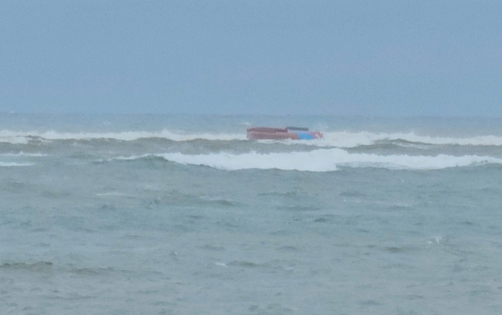 Khu vực nơi tàu cá chở 7 thuyền viên gặp nạn tại cửa biển Nhật Lệ (Quảng Trị)