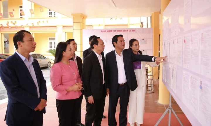 Ông Lê Xuân Lợi, Phó Chủ tịch UBND tỉnh Bắc Ninh kiểm tra khu vực niêm yết danh sách các ứng cử viên. (Ảnh: Quốc Phương)