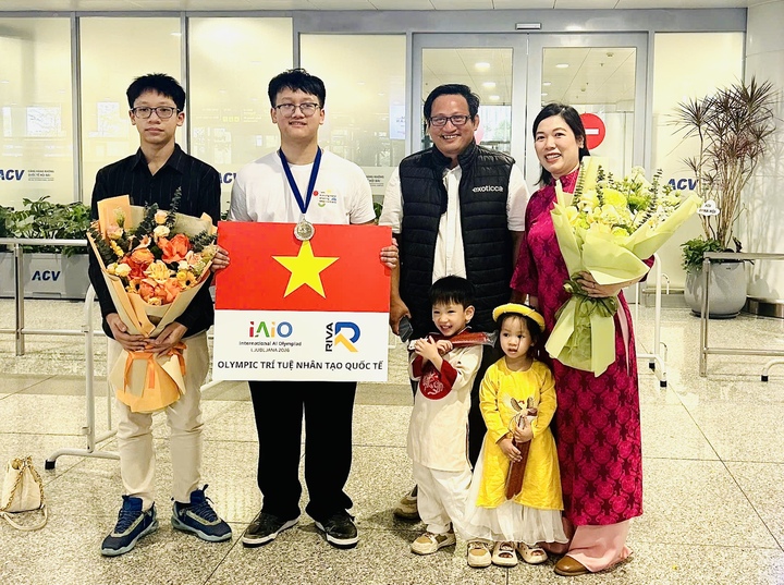 Thuận Hiếu và gia đình khi em trở về nước với Huy chương Bạc Olympic Trí tuệ nhân tạo quốc tế 2026.