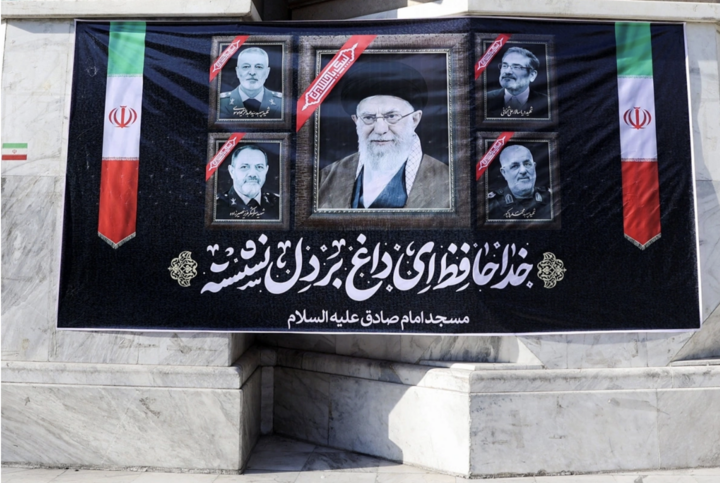 Biểu ngữ tưởng niệm Cố Lãnh tụ Tối cao Iran Ali Khamenei cùng các nhà lãnh đạo khác thiệt mạng trong các cuộc không kích của Israel và Mỹ vào iran hôm 28/2. Ảnh: WANA/Reuters