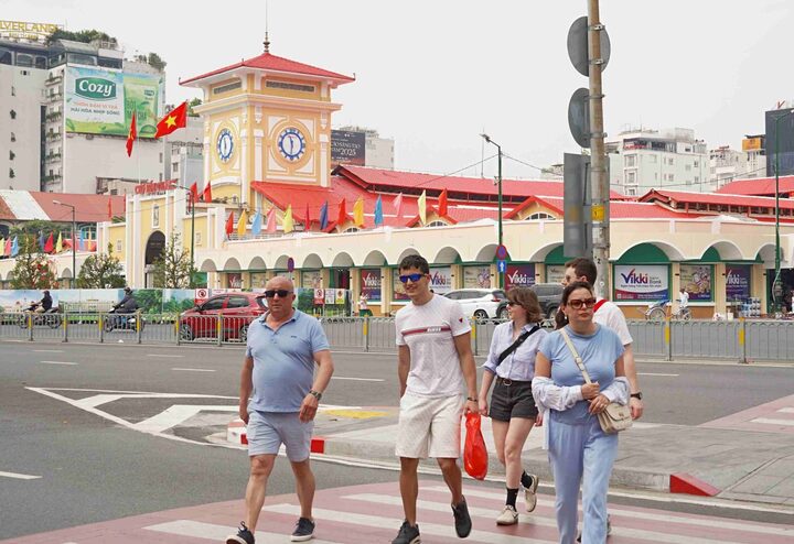 Việc tổ chức sự kiện quá dày đặc tại khu trung tâm TP.HCM, nhất là 2 đường Lê Lợi và Nguyễn Huệ khiến giao thông ách tắc, xáo trộn cuộc sống người dân trong khu vực.