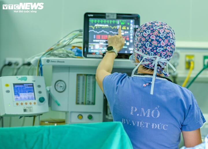 Bác sĩ Dung theo dõi sát sao sinh hiệu (nhịp tim, huyết áp và nhịp thở) cho bệnh nhân. (Ảnh: Bống Vũ)