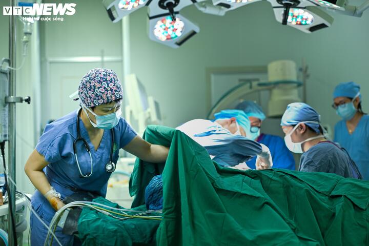 Bác sĩ Dung trong một ca phẫu thuật ngày 3/3. (Ảnh: Bống Vũ)