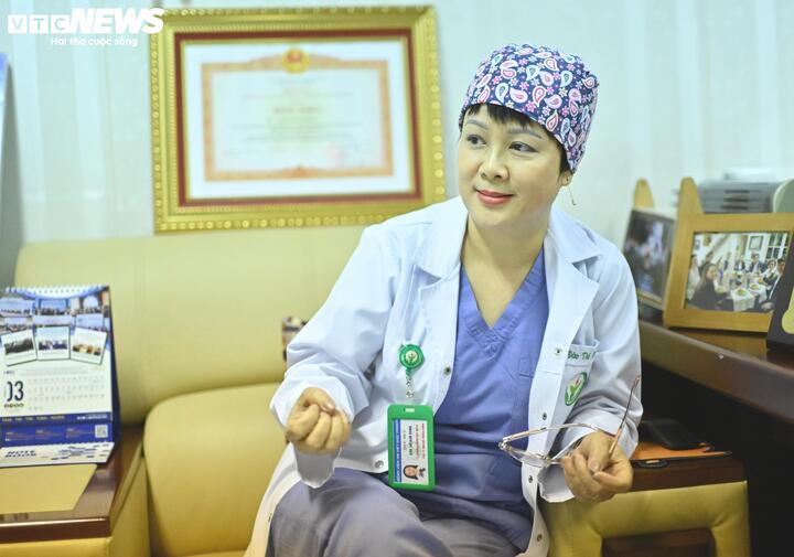 Bác sĩ Dung chia sẻ về việc phân định rõ ràng giữa cảm xúc cá nhân và trách nhiệm công việc. (Ảnh: Bống Vũ)