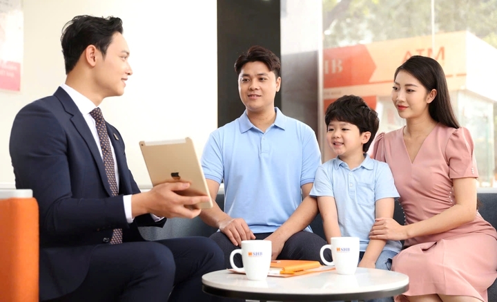 Nhiều gia đình trẻ gặp khó khăn tài chính khi mua nhà vì lãi suất tăng cao. (Ảnh: B.L)