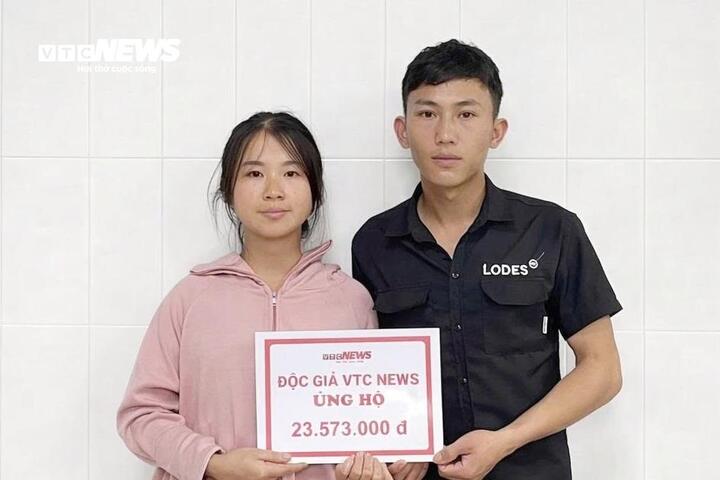 Chị Lý Thị Mai cùng chồng đón nhận sự giúp đỡ của các nhà hảo tâm. (Ảnh: Khắc Việt)