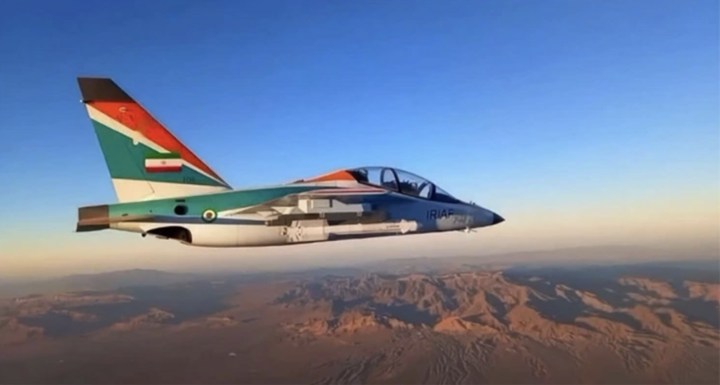 Máy bay Yak-130 của Không quân Iran với tên lửa không đối không R-73. Ảnh: Không quân Iran
