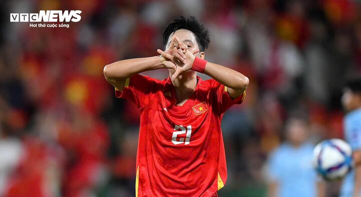 Ngân Thị Vạn Sự ghi bàn cho đội tuyển nữ Việt Nam.