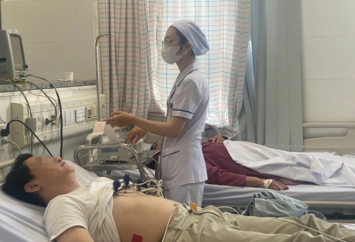 Nhân viên y tế chăm sóc sức khoẻ cho bệnh nhân ngộ độc thực phẩm.