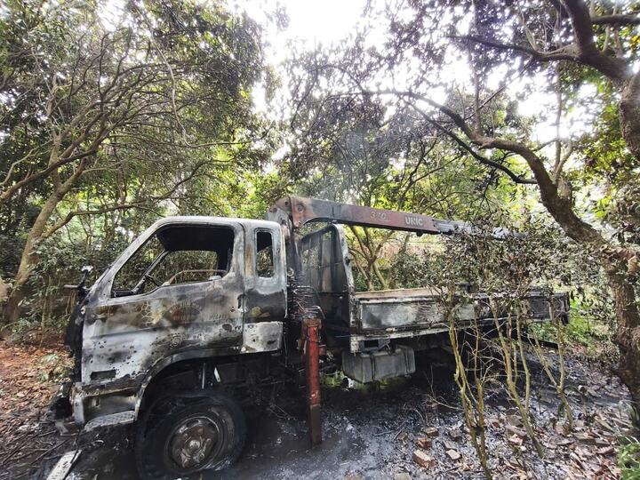 Chiếc xe tải gắn cẩu bị cháy trong vụ việc.