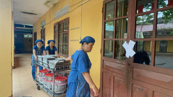 Các phòng học bị dán giấy niêm phong.