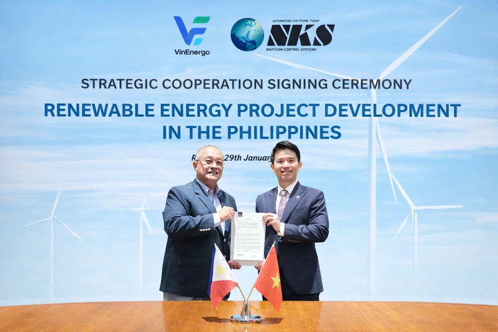 Ông Andre Pablo G. Fausto, Chủ tịch NKS Renewables (trái) và ông Nguyễn Anh Khoa, Tổng Giám đốc VinEnergo (phải) tại buổi lễ ký kết hợp tác giữa hai bên.