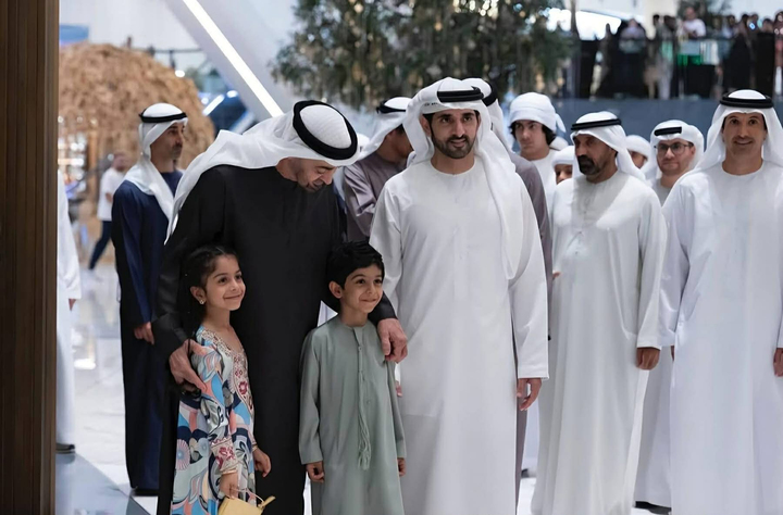 Tổng thống UAE và Thái tử Dubai cùng đoàn tuỳ tùng xuất hiện tại Dubai Mall.