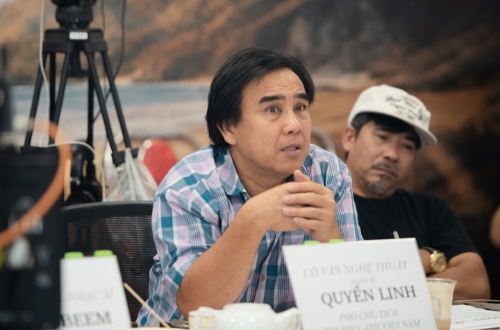 NSƯT Quyền Linh trực tiếp thị phạm cho thí sinh.