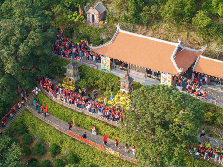 Nhiều khách thập phương về Ngọa Vân chiêm bái.