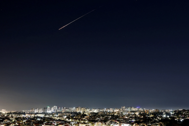 Một tên lửa phóng từ Iran bị đánh chặn ở Ashkelon, Israel, ngày 4/3/2026.