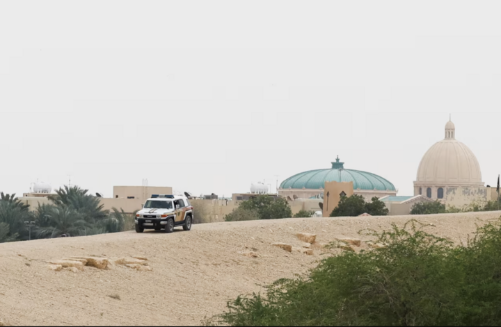 Chiếc xe của lực lượng an ninh tuần tra tại một khu vực ở Riyadh, Saudi Arabia. (Nguồn: CNN)