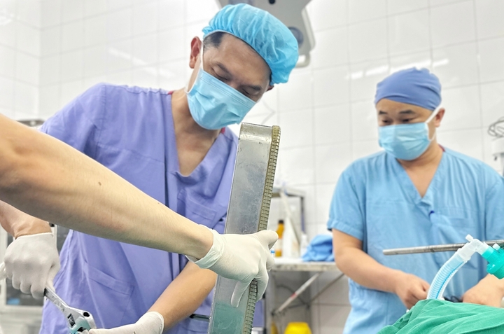 Bác sĩ xử trí cho ca bệnh.