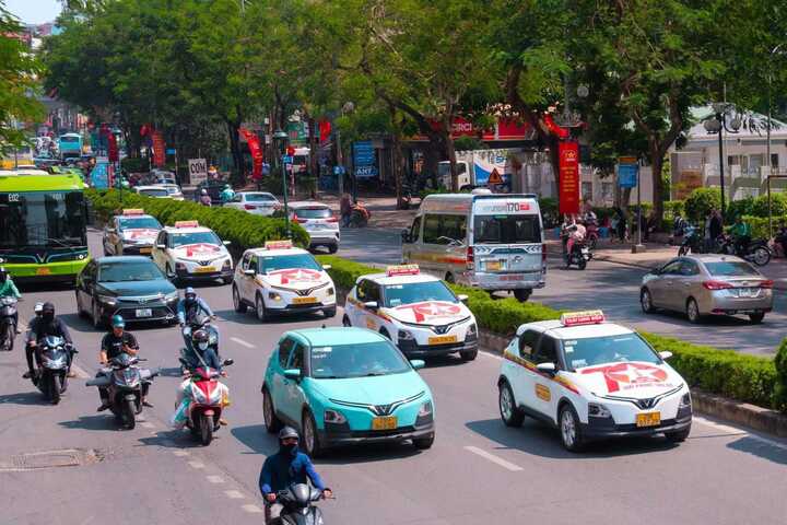 Xe taxi điện hiện chiếm khoảng 60% tổng số taxi đang chạy trên đường phố Hà Nội.