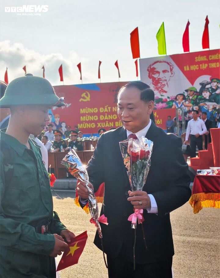 Sáng cùng ngày, ông Thái Đại Ngọc, Bí thư Tỉnh ủy Gia Lai thay mặt lãnh đạo UBND tỉnh tặng hoa, thắp đuốc truyền thống, tiếp lửa cho thanh niên trước giờ lên đường nhập ngũ.
