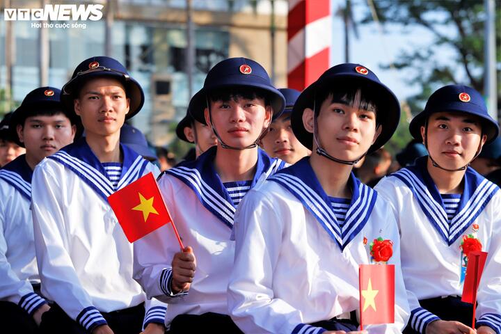 Tân binh Hồ Văn Tiên chia sẻ, "Lên đường nhập ngũ là một cơ hội tốt em để rèn luyện bản lĩnh, kỹ năng, kỷ luật. Tự hào hơn là cống hiến một phần công sức, trách nhiệm nhỏ bé để bảo vệ Tổ quốc".