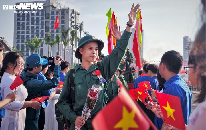 Bạn Nguyễn Hồng Nhân, tân binh phường Hoài Nhơn chia sẻ: "Hình ảnh người lính Bộ đội Cụ Hồ vẫn luôn là hình mẫu lý tưởng để thế hệ trẻ như bọn em hướng tới, việc được đứng trong hàng ngũ Quân đội nhân dân Việt Nam không chỉ là niềm tự hào cá nhân mà còn là vinh dự của gia đình và nơi chúng em sống".