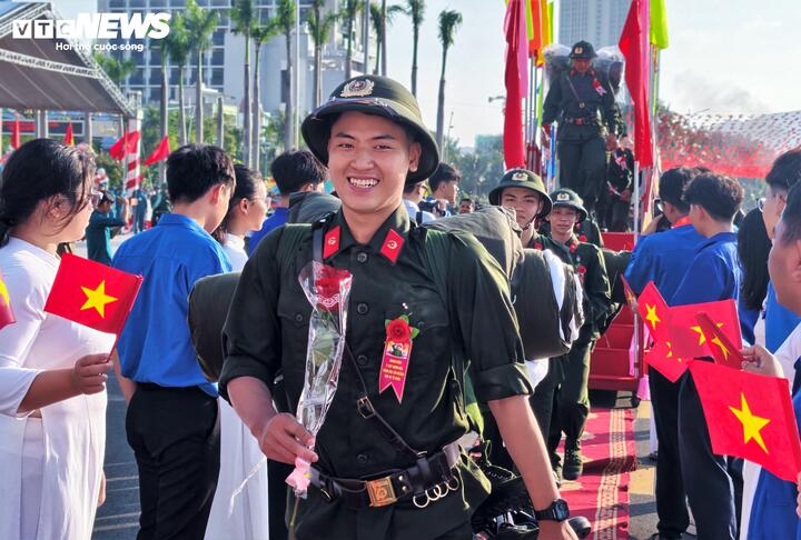 Những nụ cười rạng rỡ, tự tin hướng về nhiệm vụ thiêng liêng.