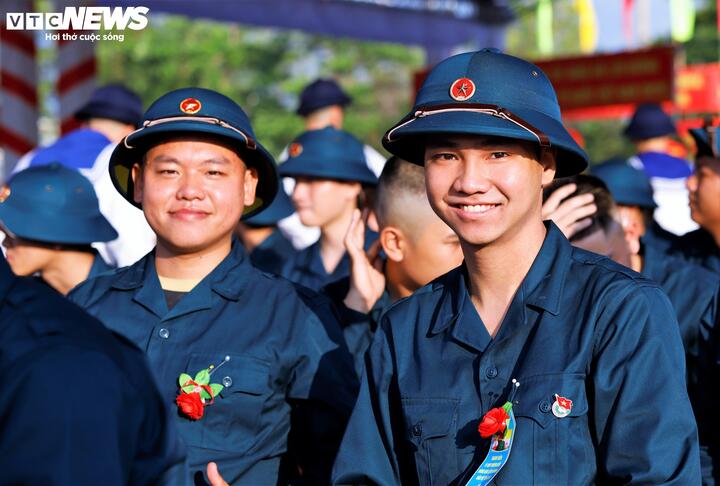 Nụ cười của sự trưởng thành, để bố yên tâm và để chứng minh rằng đôi vai trẻ đã đủ sức gánh vác trọng trách với non sông.