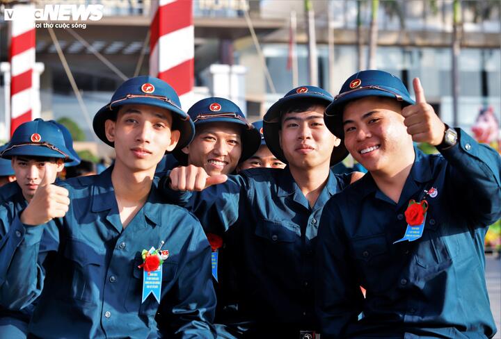 Dù có những giây phút chia tay bịn rịn, nhưng nụ cười rạng rỡ của thanh niên mang đến không khí phấn khởi, gửi gắm niềm tin vào một chặng đường mới trưởng thành.