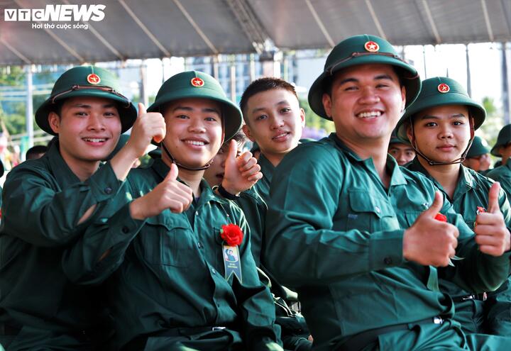 Những nụ cười thay lời khẳng định: "Con đã lớn, con đã sẵn sàng bảo vệ những gì thân yêu nhất".