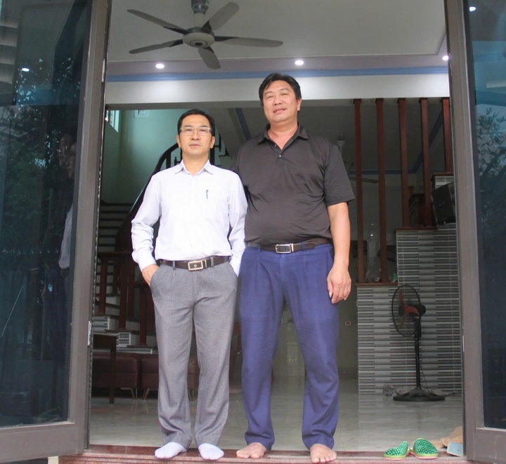 Anh Ngô Văn Ca chụp cùng ông Trương Mạnh Hùng, Bí thư Chi bộ, Tổ trưởng Tổ dân phố Đình Tràng. (Ảnh: Nhật Thùy)