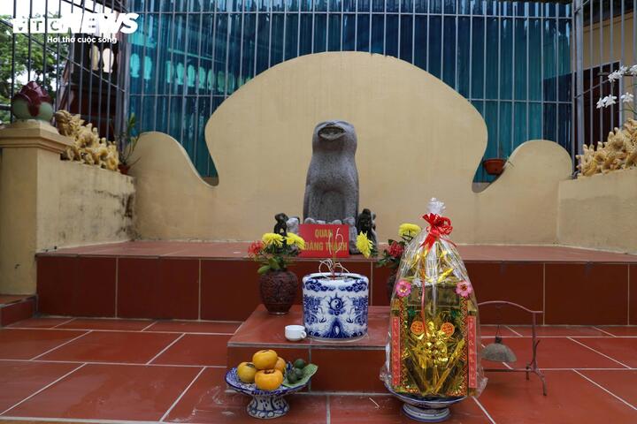 Tượng chó đá được thờ phụng như vị thần hộ mệnh của làng. (Ảnh: Nhật Thùy)