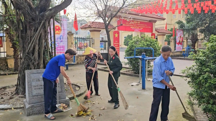 Các địa điểm bỏ phiếu bầu cử (nhà văn hóa, trường học, hội trường...) được người dân dọn vệ sinh, trang hoàng rực rỡ với cờ Tổ quốc, băng rôn, khẩu hiệu, tạo không khí phấn khởi, trang nghiêm.