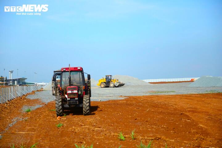Chủ tịch UBND tỉnh Lâm Đồng Hồ Văn Mười cho biết, việc nâng cấp sân bay Liên Khương là việc cần thiết, cấp thiết. Thời gian qua, tỉnh Lâm Đồng phối hợp cùng các bộ, ngành, đơn vị liên quan bàn bạc, tính toán kỹ các phương án để đảm bảo việc đóng cửa sân bay không gây khó khăn, thiệt hại đến kinh tế, xã hội tỉnh Lâm Đồng.