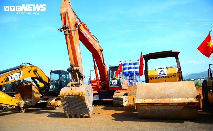 Theo Chủ tịch UBND tỉnh Lâm Đồng Hồ Văn Mười, sân bay Liên Khương tạm đóng cửa là câu chuyện giao thông của Lâm Đồng nói chung, Đà Lạt nói riêng. Để đảm bảo cho kết nối, phát triển kinh tế, xã hội, tỉnh Lâm Đồng đã chuẩn bị kỹ các phương án, trong đó việc nâng cấp, cải tạo các tuyến đường bộ được gấp rút thực hiện. “Quốc lộ 28B cơ bản hoàn thành và đây là tuyến đường đẹp, giúp tiết kiệm thời gian lưu thông quãng Phan Thiết - Đà Lạt. Quốc lộ 20 đang được dọn dẹp, đảm bảo phương tiện lưu thông an toàn, thuận lợi. Các tuyến quốc lộ 27, 27C được đảm bảo”, ông Hồ Văn Mười cho biết.