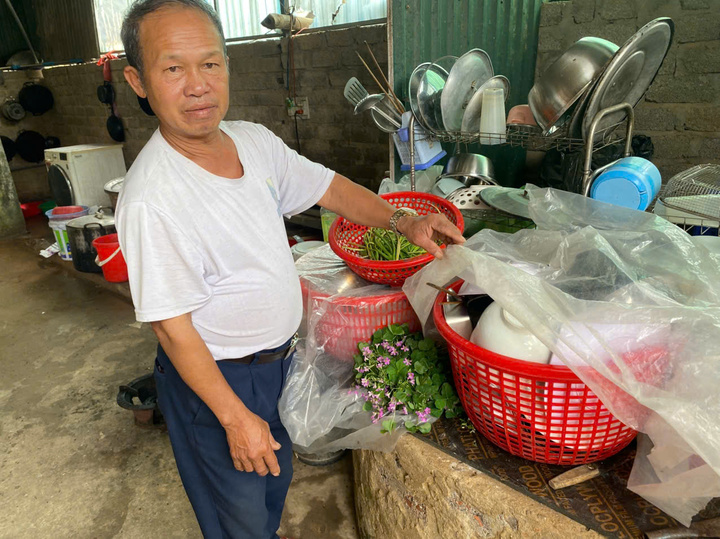 Không khí ô nhiễm khiến các hộ dân lân cận nhà máy luôn trong trạng thái cửa đóng then cài. (Ảnh: Đình Anh)