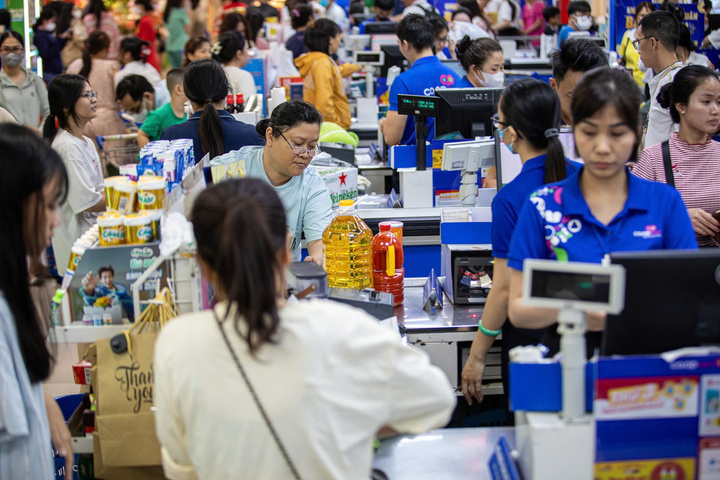 Chương trình 8-3 mang đến không gian mua sắm rộn ràng và nhiều lựa chọn thiết thực.