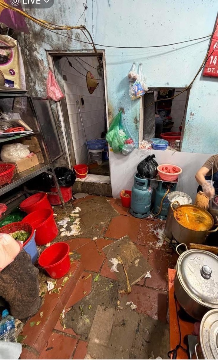 Du khách Trung Quốc phản ánh quán bún riêu ở phố cổ Hà Nội "có điều kiện vệ sinh chưa tốt".