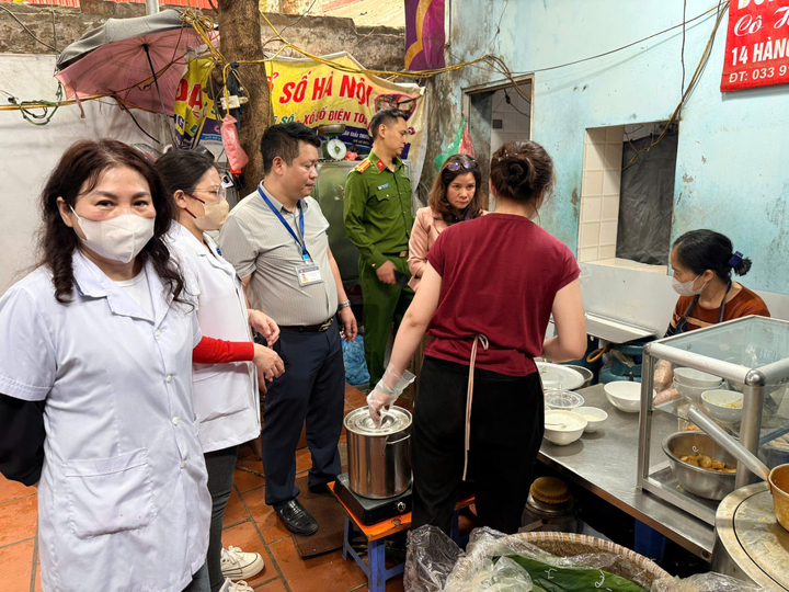 Đóng cửa quán bún riêu Hà Nội bị du khách chê trên MXH Trung Quốc - 3